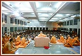 Swamishri addresses the Sunday assembly at the mandir on 21 August, 2002