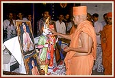 Swamishri performs murti pratishtha rituals of Shri Akshar Purushottam aharaj and Guru Parampara for Swaminarayan Vidyapith (Girls School)