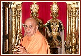 Swamishri performs arti of Thakorji on Guru Punam day
