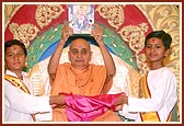 Swamishri inaugurates Swaminarayan Bal Prakash in Guru Punam assembly