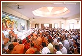 Swamishri discourses to the devotees in the mandir hall
