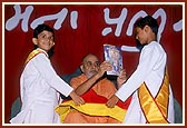 Swamishri inaugurates the first ever children's monthly Swaminarayan Bal Prakash