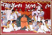 Swamishri after inaugurating 'Swaminarayan Bal Prakash'
