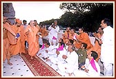 Swamishri blesses the karyakars during the Divya Sannidhi Shibir