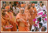 Swamishri blesses the karyakars during the Divya Sannidhi Shibir