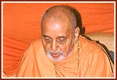 Swamishri inaugurates the shibir by lighting the lamp