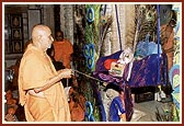 Swamishri rocks Thakorji in a decorative peacock hindolo