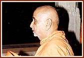 Swamishri engaged in darshan at Yogiji Maharaj's shrine