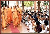 Swamishri responds humbly to the devotees before his morning puja 