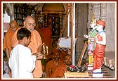 ...and after doing arti Swamishri gives it to the balak to perform arti