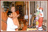 Swamishri sings while Kirtan performs arti