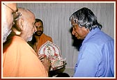 1,2: Swamishri explains the greatness of Shri Harikrishna Maharaj to the President