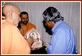 1,2: Swamishri explains the greatness of Shri Harikrishna Maharaj to the President