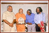 3: (L to R) Chief Minister of Gujarat Shri Narendrabhai Modi, Swamishri with Thakorji, President Abdul Kalam, Secretary Dr. Y.S. Rajan