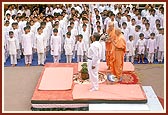 Swamishri respects the flag and sings the national anthem with the chorus of children and devotees 