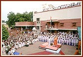 Swamishri respects the flag and sings the national anthem with the chorus of children and devotees 