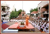 Swamishri delivers the Independence Day blessings