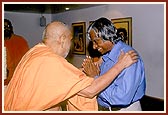 Swamishri blesses H.E. Shri Abdul Kalam, the President of India during his visit at the BAPS mandir in Amdavad