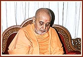 Swamishri writes letters to devotees