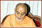 Swamishri writes letters to devotees