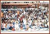 Little children with parents await for Swamishri's arrival for satsang initiation (vratman)