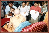 Swamishri blesses the children