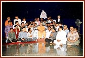 Participants of 'Naiya Par' with Swamishri