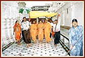 Swamishri going for Thakorji's darshan in the rain