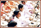 Satsangi children play tabla during Swamishri's puja