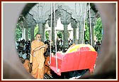 Swamishri performs arti of Thakorji placed in a hindolo
