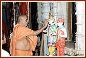 Swamishri performs pujan of Shri Akshar Purushottam Maharaj for the BAPS Children's hostel in Abu