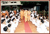 Swamishri blesses students of APC hostel, Vidyanagar, for having performed fasts and austerities in the month of Shravan