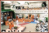 Swamishri unfurls the Indian Flag during the anniversary celebration of India's Independence Day