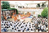Swamishri respects the flag and sings the national anthem with the chorus of children and devotees 