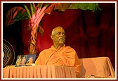 Pujya Doctor Swami delivered inspiring discourses in the evening assembly