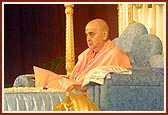 Swamishri says the rosary during his puja