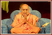 Thereafter, the evening assembly was crowned with Swamishri's divine discourses&nbsp;