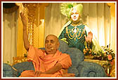 Thereafter, the evening assembly was crowned with Swamishri's divine discourses&nbsp;