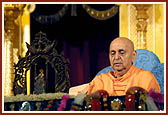 Swamishri meditates in his puja