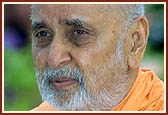 Swamishri engaged in Thakorji's darshan