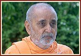 Swamishri engaged in Thakorji's darshan