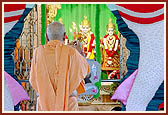 Swamishri performs arti of Shri Harikrishna Maharaj placed in a hindolo and Thakorji