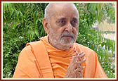 Swamishri bows before the shrines of Hanumanji and Ganapatiji