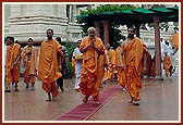 After Thakorji's darshan Swamishri bows to the devotees as he walks through the mandir precincts