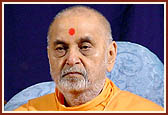 Swamishri engrossed in Shri Harikrishna Maharaj during his morning puja