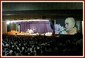 The assembly of devotees during Swamishri's morning puja