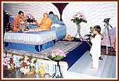 On Children's Day, children narrated an incident and spoke shlokas in Swamishri's puja