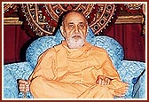 Swamishri in the evening Children's Day assembly