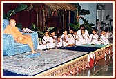 Balaks chant Vedic mantras of the Purush Sukta with the mudras