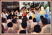 Swamishri interacts with the children on stage during his blessings